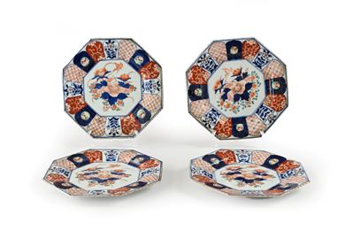 Giappone (periodo Meiji 1868-1912), Quattro piatti ottagonali in porcellana in stile Imari