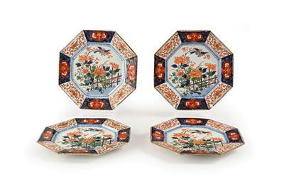 Giappone, Quattro piatti ottagonali in porcellana, decorazione Imari (periodo Meiji)