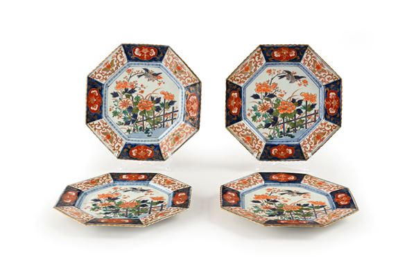 Quattro piatti ottagonali in porcellana, Giappone, periodo Meiji (1868-1912)