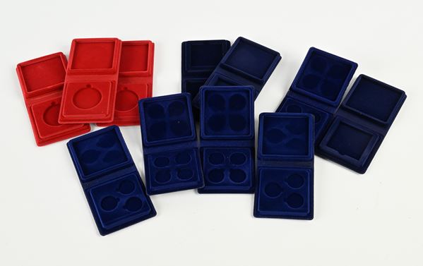 Lotto di 11 astucci porta monete in similpelle con velluto all'interno