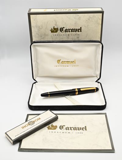 Inoxcrom 1920, Caravel: penna stilografica in resina nera con particolari dorati, pennino bicolor...