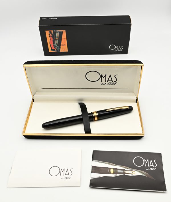 Omas Extra 555/S - Penna stilografica in resina nera con particolari dorati
