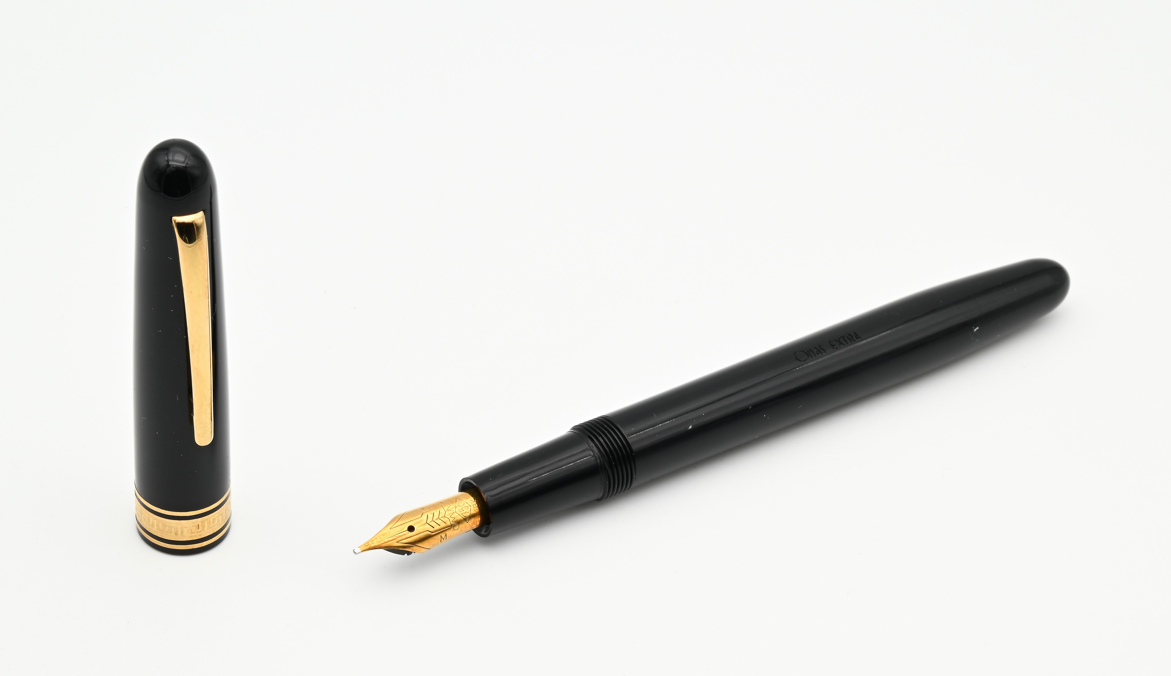 Omas, Extra 555/S — penna stilografica in resina nera con pennino in oro 18K