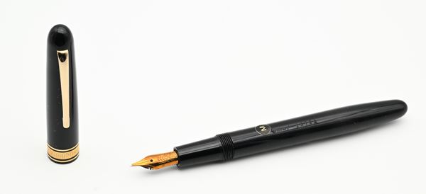 Omas Extra - Penna stilografica in resina nera con particolari dorati