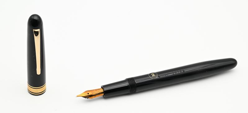 Omas, Extra penna stilografica in resina nera con particolari dorati e pennino M in oro 14K