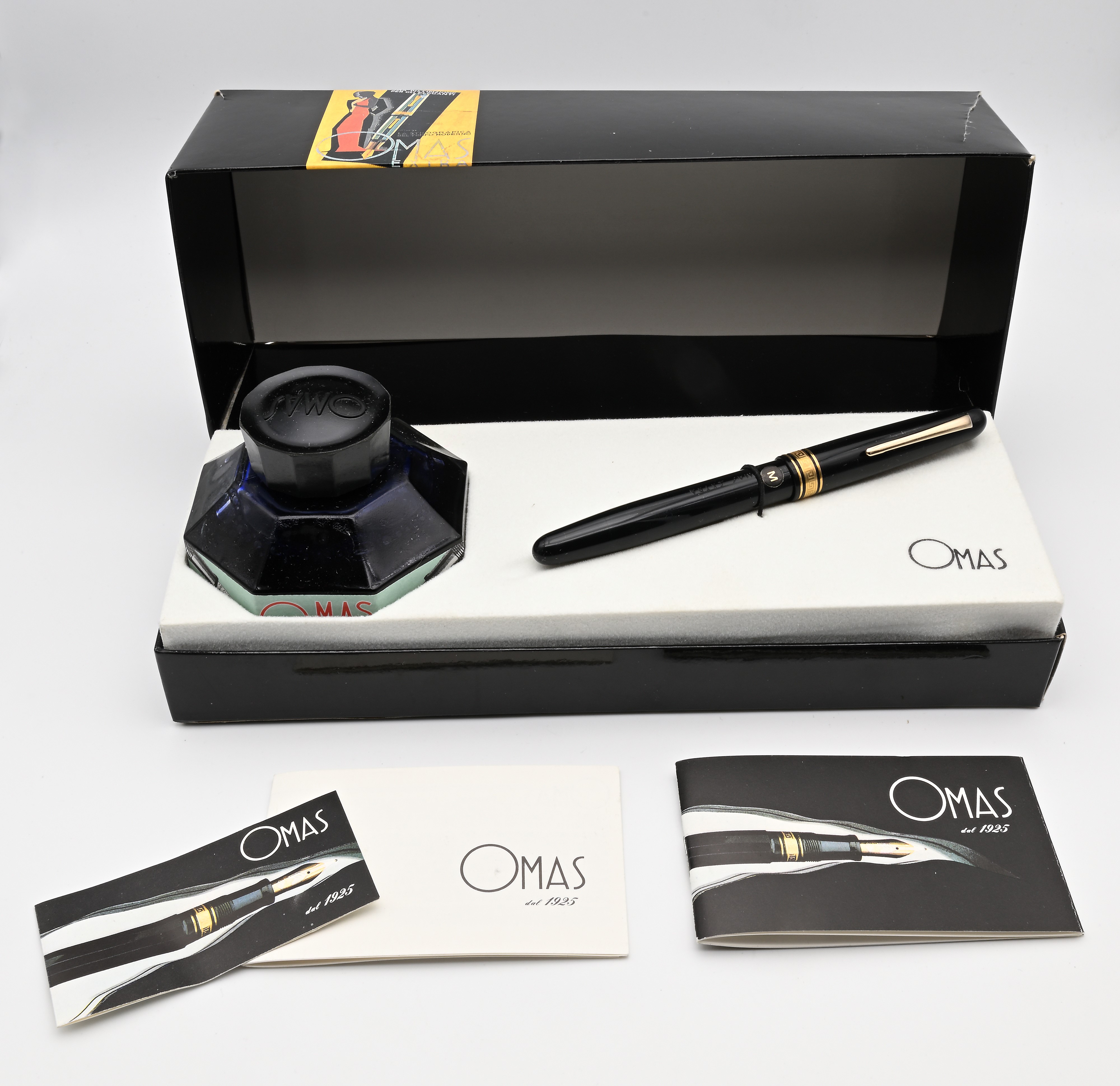 Omas, Extra penna stilografica in resina nera con particolari dorati e pennino M in oro 14K