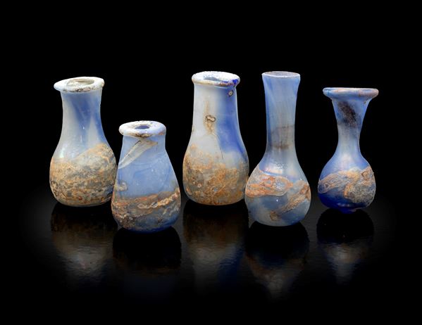 Lotto di cinque vasi in vetro di Murano azzurro, modello Scavo