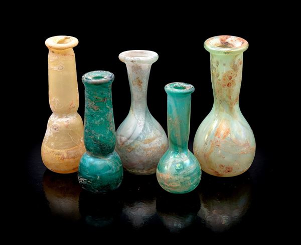 Lotto di cinque vasi in vetro di Murano di varie colorazioni, modello Scavo
