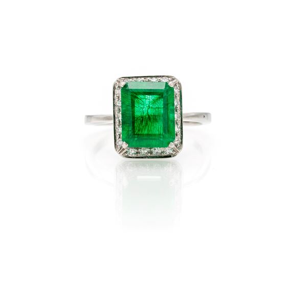Anello in oro, pietra verde e incolori