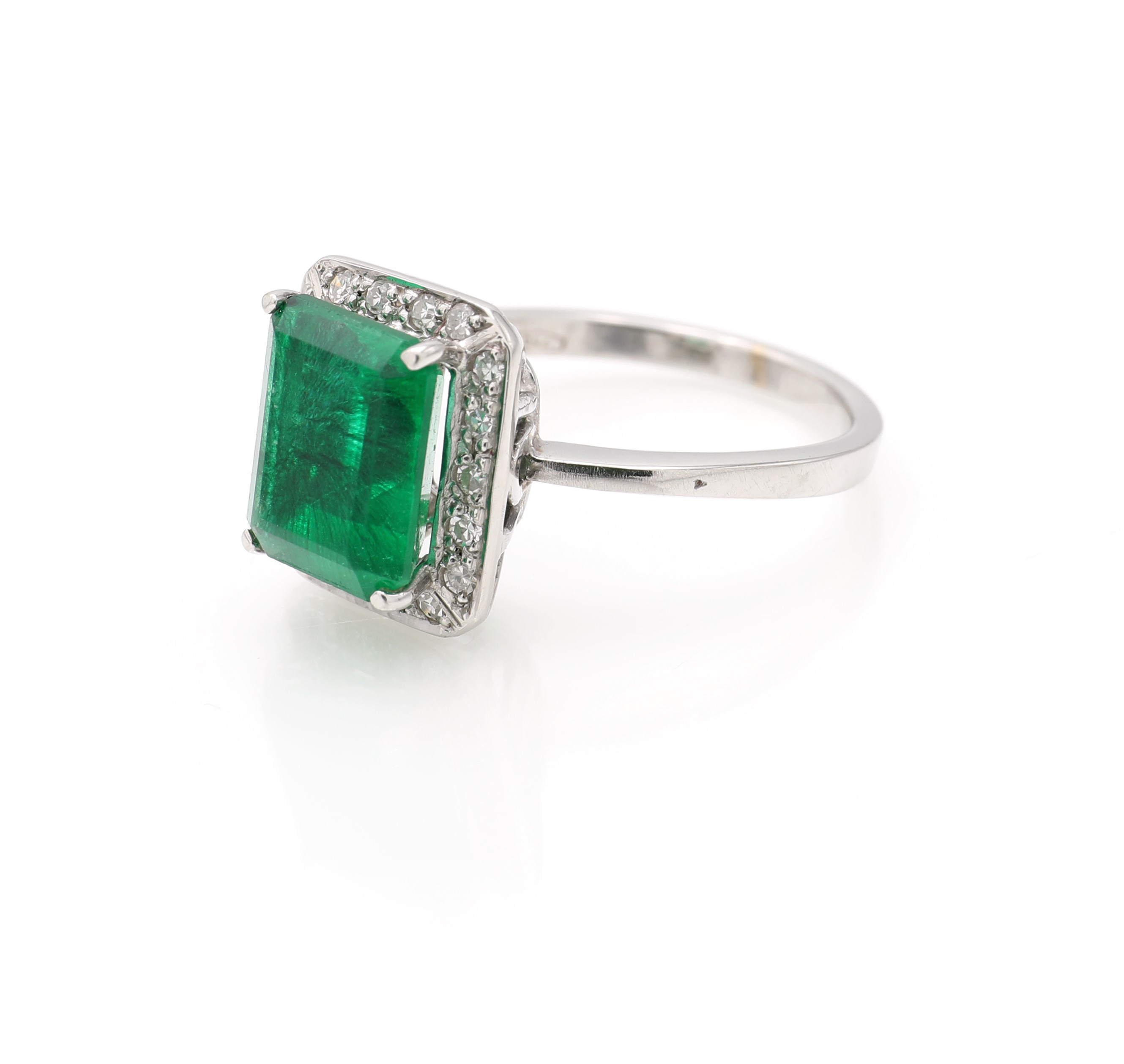 Oro bianco 750/000, Anello con pietra verde e pietre incolori