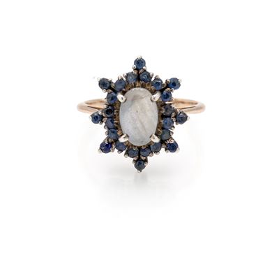 Anello antico in oro a basso titolo, pietra di luna e zaffiri