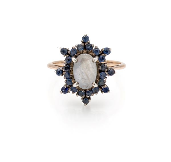 Anello antico in oro, pietra luna e zaffiri