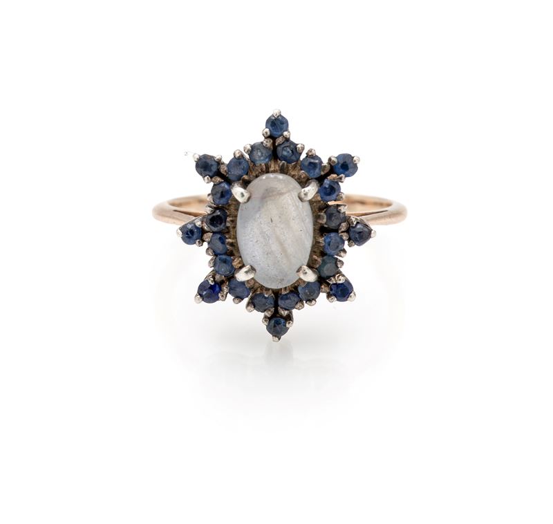 Anello antico in oro a basso titolo, pietra di luna e zaffiri