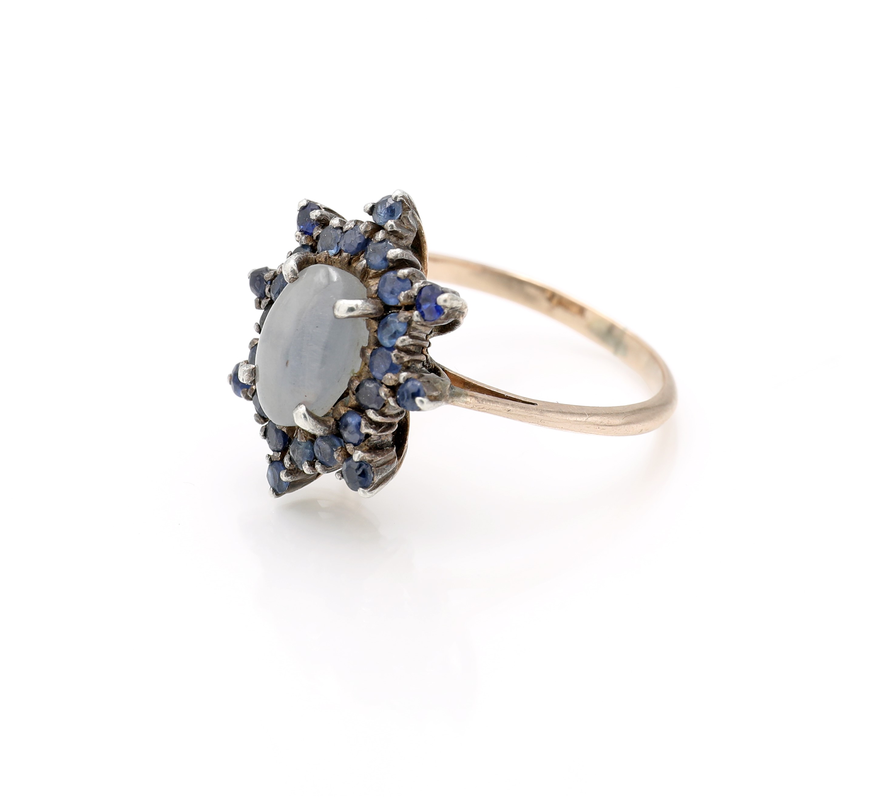 Anello antico in oro a basso titolo, pietra di luna e zaffiri