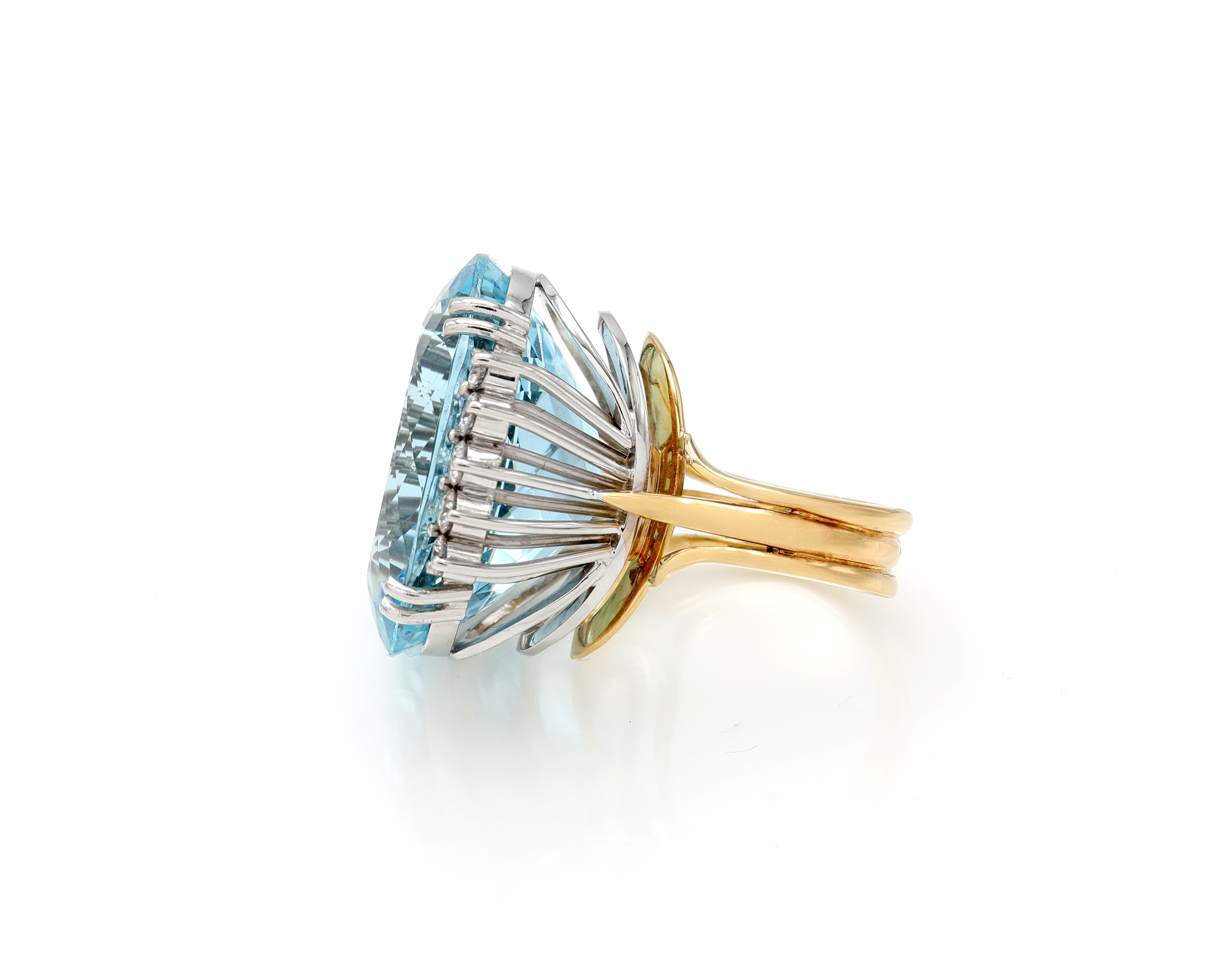 Anello in oro 750, acquamarina ovale e diamanti rotondi brillanti