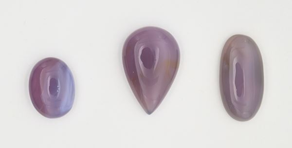 Lotto di 3 calcedonio in forma ovale e goccia taglio cabochon