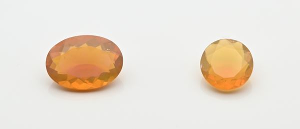 Due opali etiopi in taglio ovale e rotondo brillante