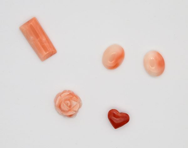 Lotto di 5 coralli in vari tagli fantasia