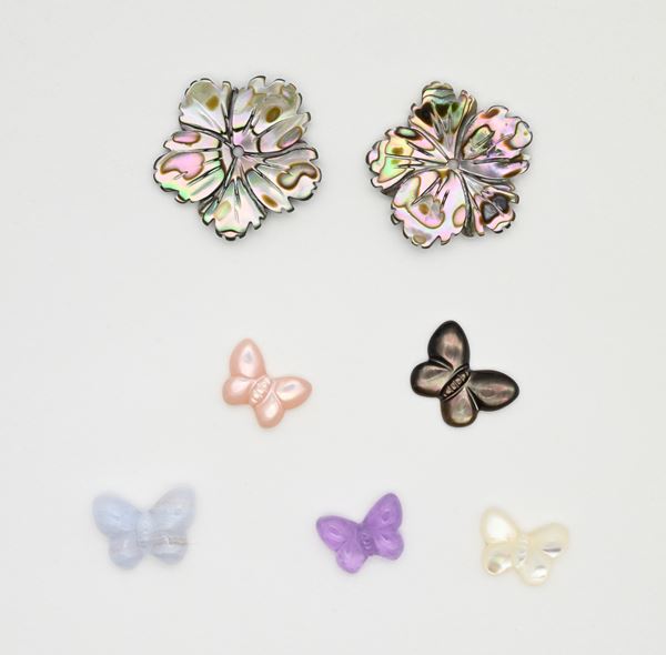 Lotto di 7 elementi in madreperla a fiori e farfalle