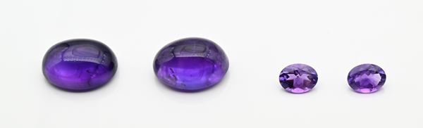 Lotto di 4 ametiste in taglio ovale e cabochon