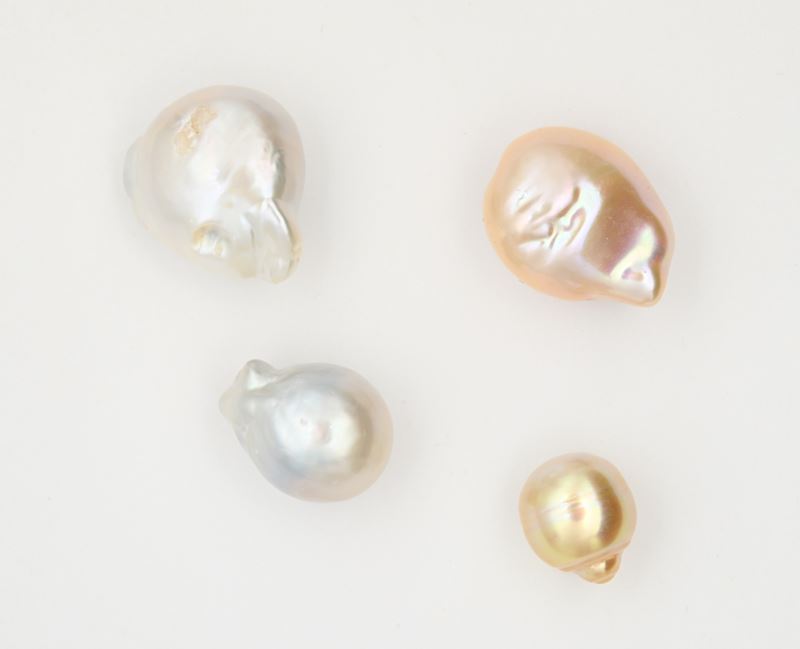 Lotto di 4 perle barocche