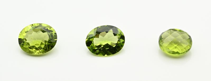 Lotto di tre peridoti in taglio ovale