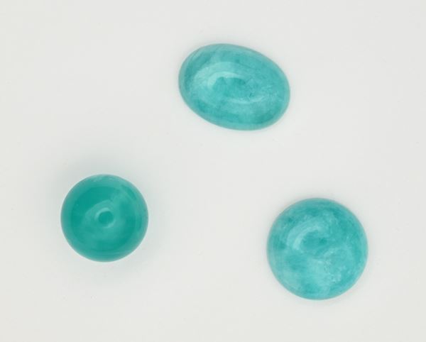 Lotto di tre amazzoniti in taglio cabochon forma tonda e ovale