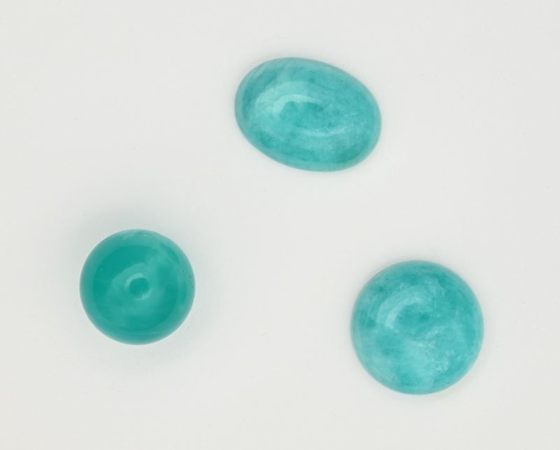Lotto di tre amazzoniti cabochon, forme tonda e ovale