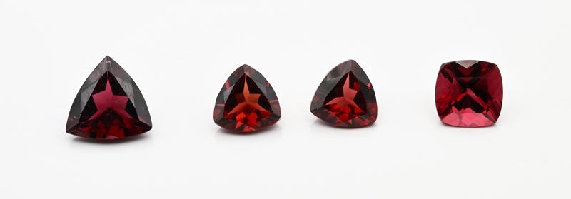 Lotto di 4 granati in taglio fantasia