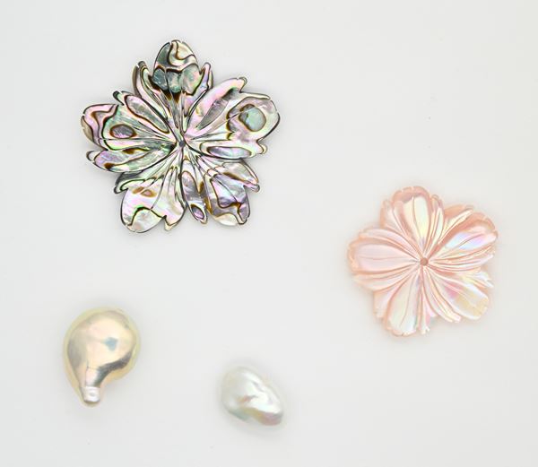 Lotto di 2 perle coltivazione acqua dolce e 2 fiori madreperla