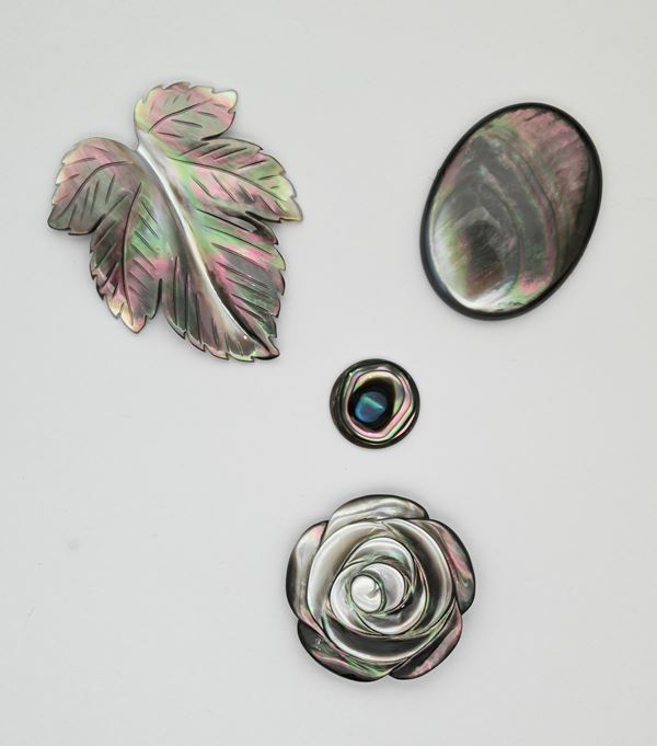 Lotto di 4 madreperle incise