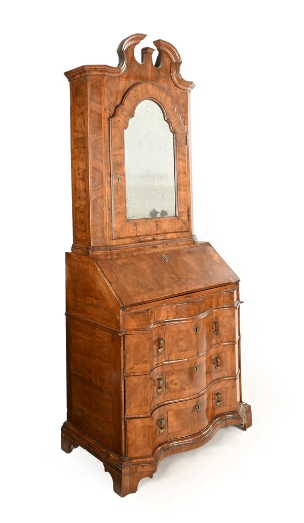 Cassettone a ribalta con alzata in noce e radica, Veneto, XVIII secolo