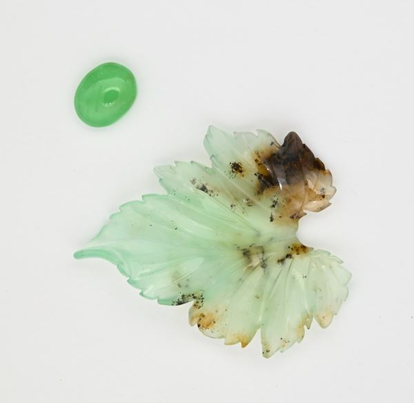 Lotto di un crisoprasio in taglio cabochon ovale e di una foglia in crisoprasio