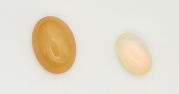 due opali, uno etiope e uno giallo in taglio ovale cabochon