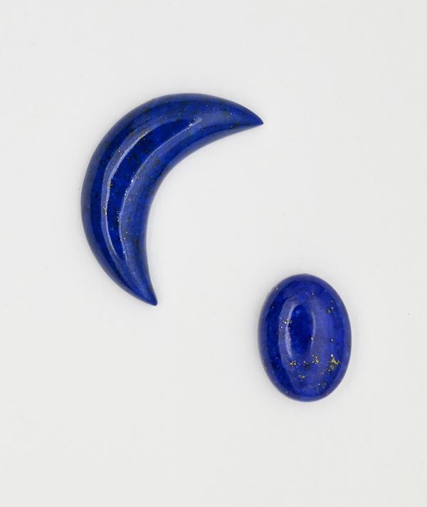 Due lapislazzuli in taglio cabochon, ovale e mezzaluna