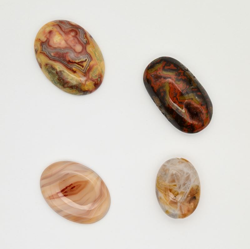 Lotto di 4 agate in taglio cabochon ovale