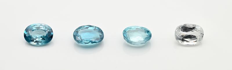 Lotto di 4 zirconi blu, blu light