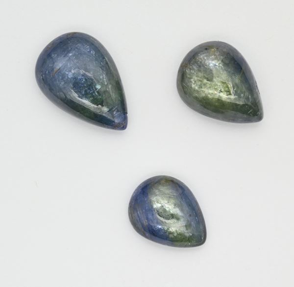 Lotto di 3 tanzanite massive in taglio cabochon di forma a goccia