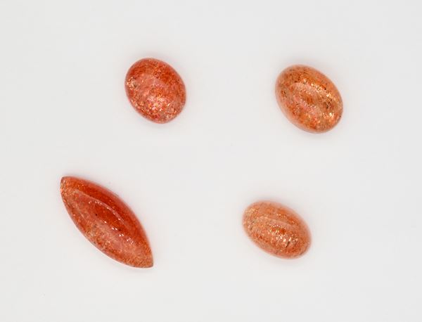 Lotto di 4 elioliti (Pietra del sole) in taglio cabochon, di forma ovale e navette