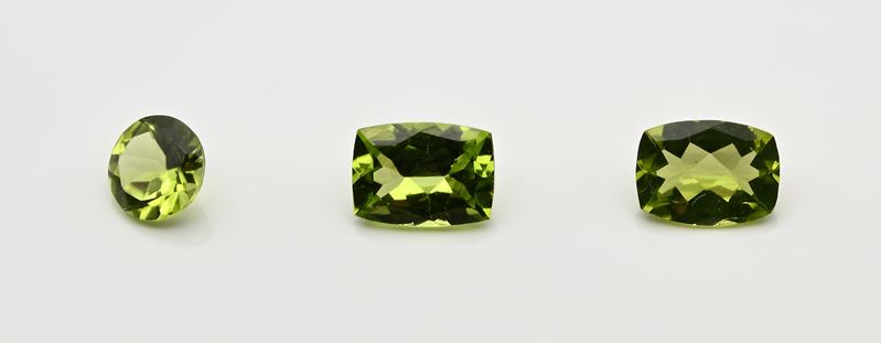 Lotto di 3 peridoti in taglio cuscino e rotondo brillante