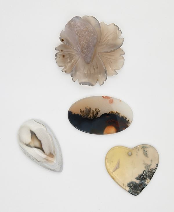 Lotto di 4 agate in taglio cuore, goccia e incisa