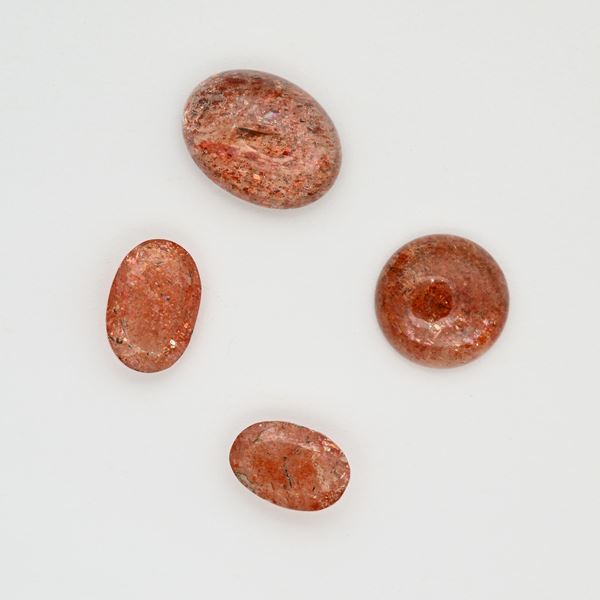 Lotto di 4 elioliti ( Pietra del Sole) in taglio ovale e cabochon