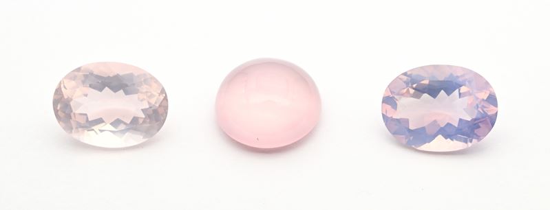 Lotto di 3 quarzi rosa in taglio ovale e cabochon