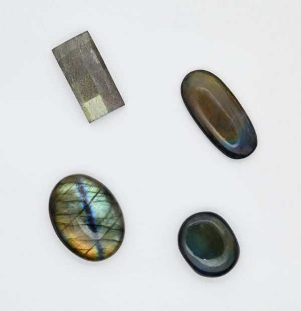 Lotto di 4 labradoriti in taglio cabochon, di forma ovale e smeraldo