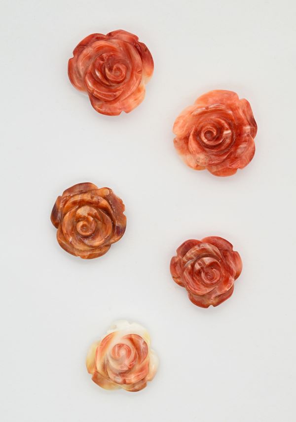 Lotto di 5 madreperle incise a fiore