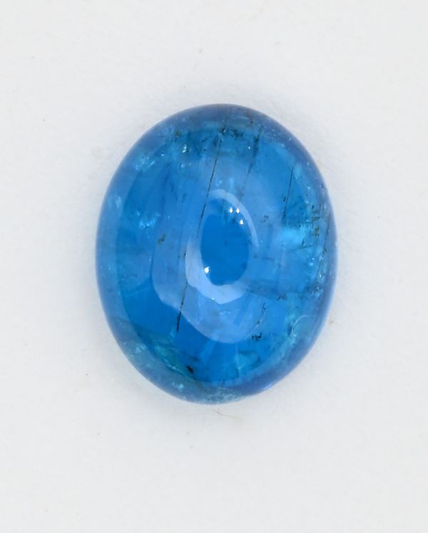 Una apatite neon in taglio cabochon