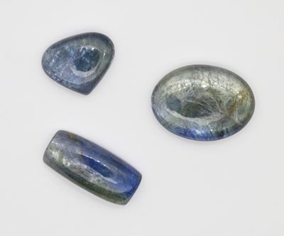 lotto di 3 tanzanite massiva, taglio cabochon, forme ovale, goccia e cuscino, ct. 44,10