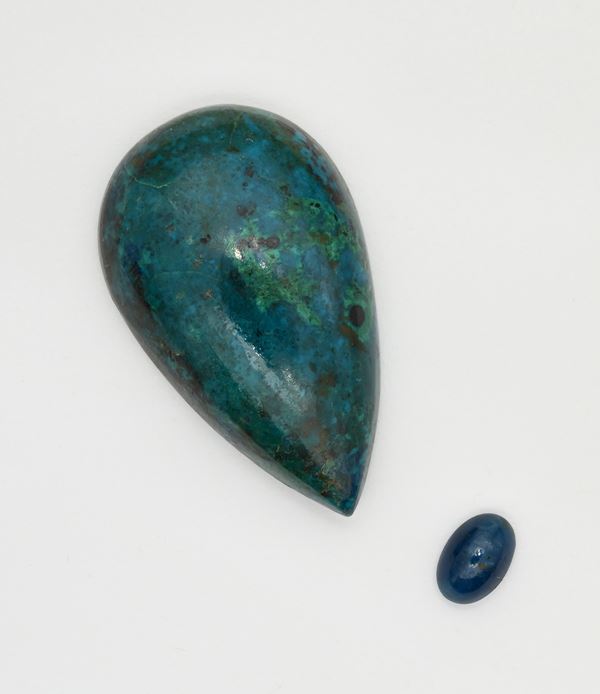 Un apatite blu in taglio cabochon di forma ovale e uno a goccia