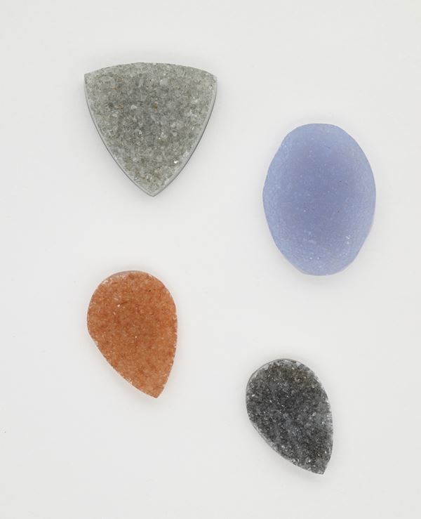 Lotto di 4 quarzi e calcedonio drusy