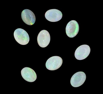 Lotto di 9 opali cabochon di forma ovale con peso totale di 7,60 ct